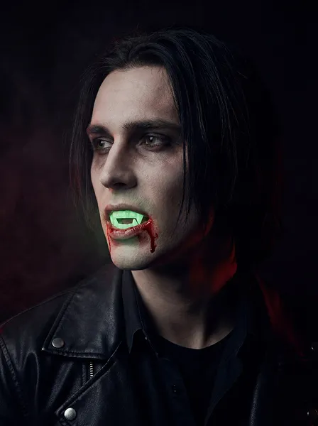 Tumsā spīdoši vampīra zobi – Helovīna kostīma aksesuārs