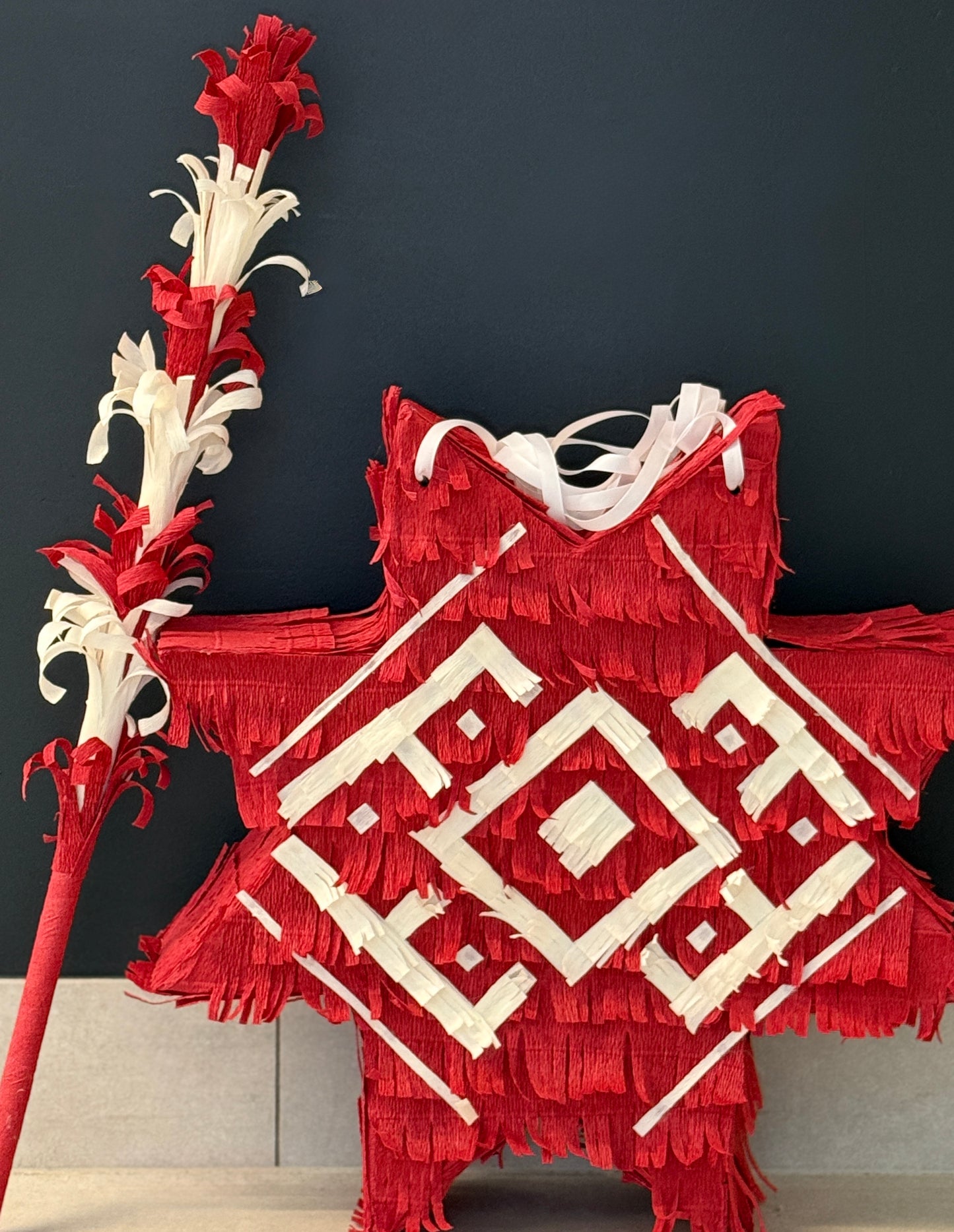 Roku darbs latviešu Ausekļa zīmes piniata – Liela izmēra (70×70 cm)